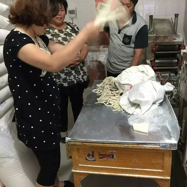 工作人員正在甩面，展示一品鮮面食的勁道程度