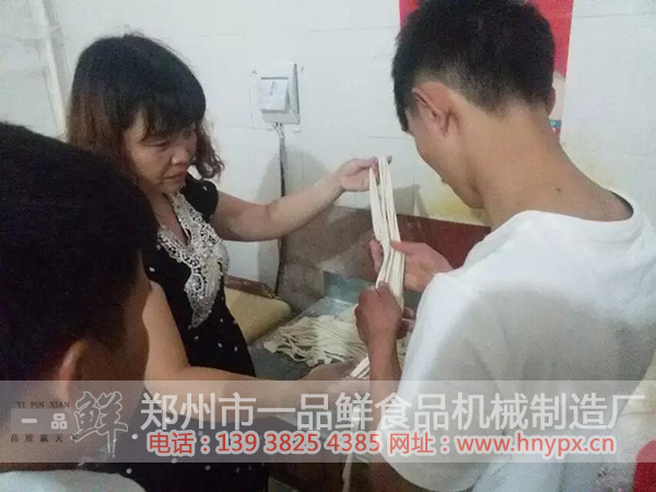 工作人員生產出來的半成品拉條向客戶演示