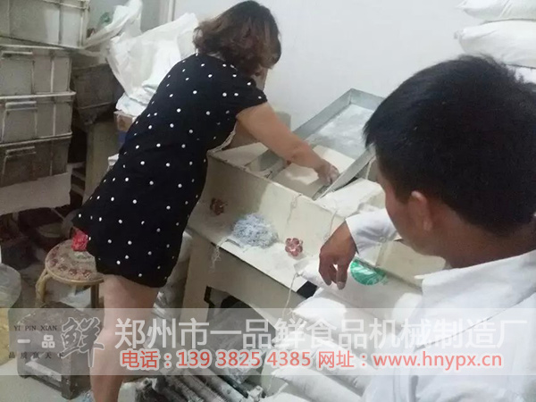 工作人員正在生產扯面